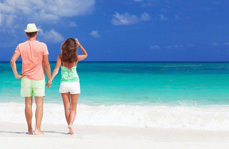 Couple en lune de miel sur une belle plage des Caraïbes
