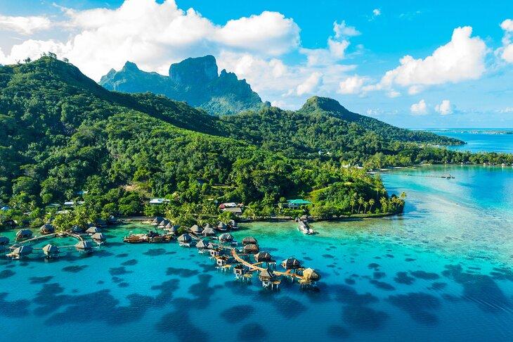 Bungalows au bord de l'eau et montagnes à Bora Bora