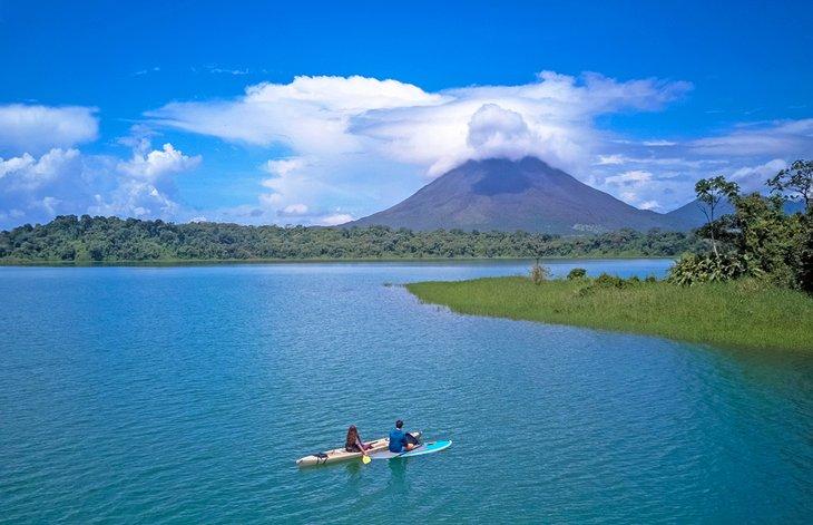 Couple pagayant sur le lac Arenal au Costa Rica