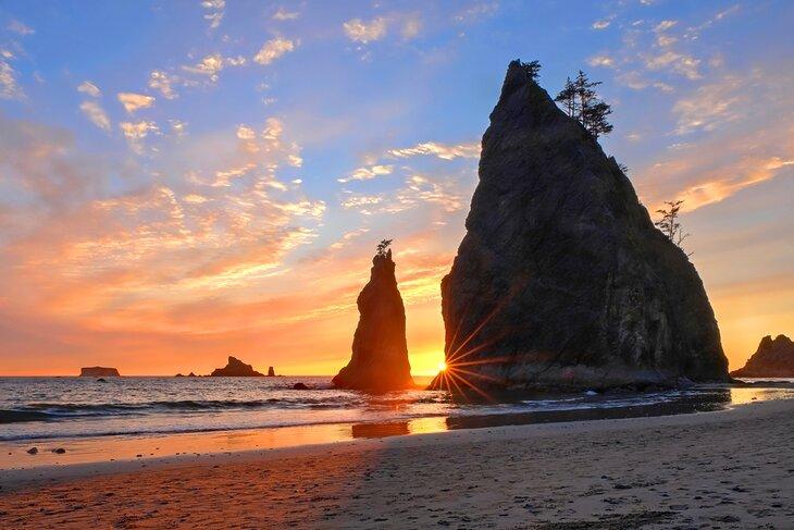 Atardecer en Rialto Beach en el Parque Nacional Olímpico, Washington
