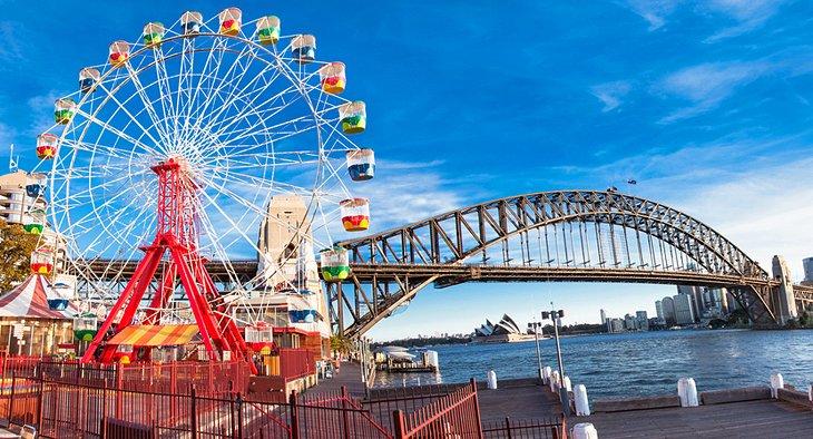 Fahren Sie mit einer Achterbahn im Luna Park Sydney