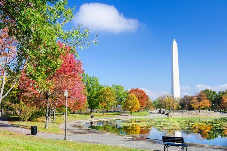 Vista del Monumento a Washington desde los Jardines de la Constitución en el National Mall, Washington, D.C.