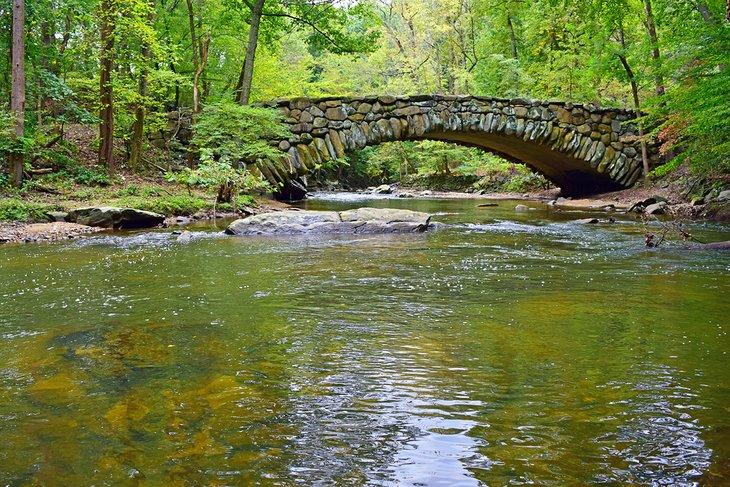 Puente Boulder en el Parque Rock Creek