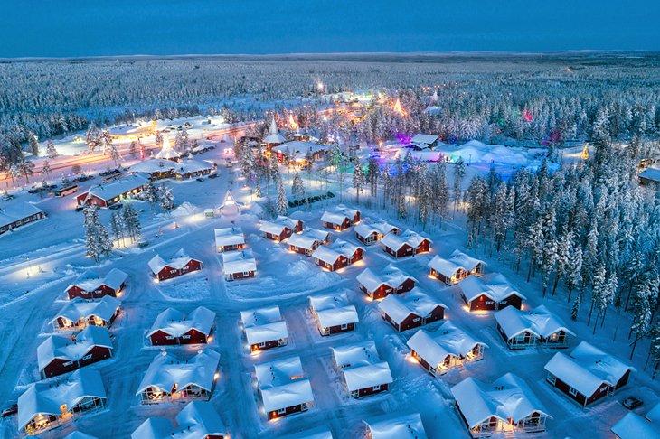 Luftaufnahme des Weihnachtsmanndorfs in Rovaniemi, Finnland