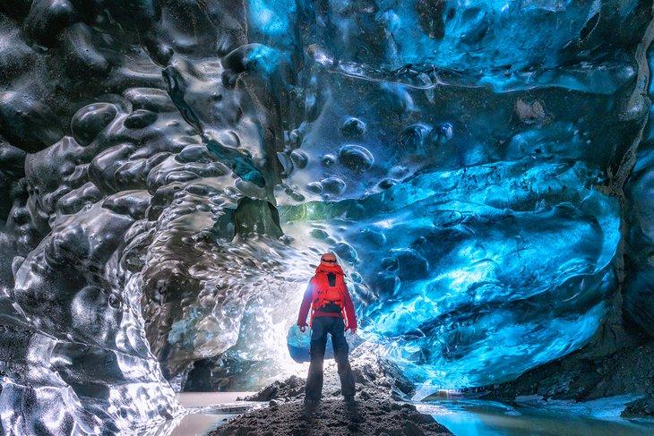 Wanderer in einer Eishöhle in Vatnajökull, Island