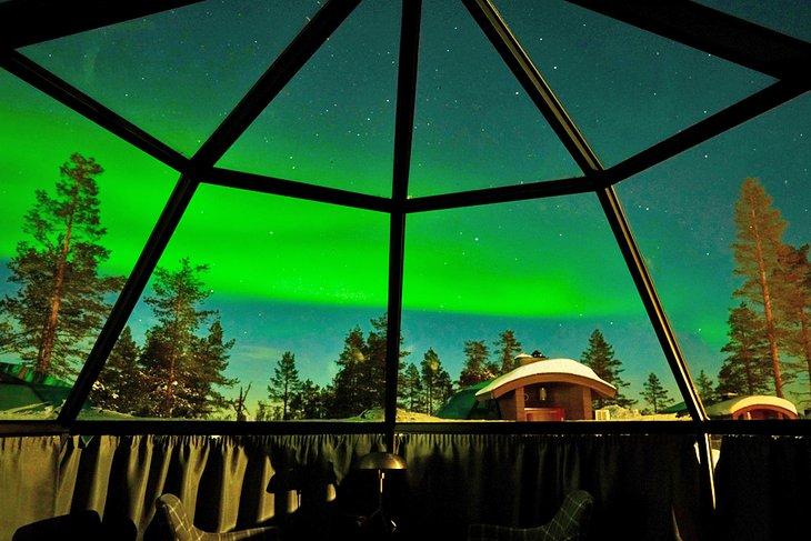 Blick auf die Nordlichter vom Igloo-Hotel in Finnland