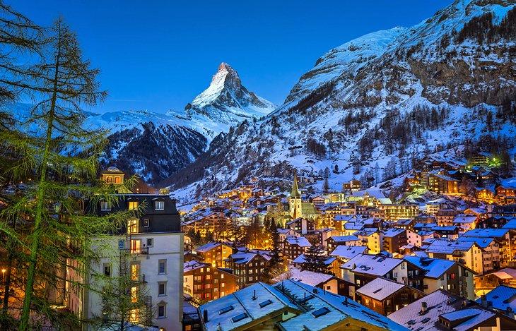 Blick auf Zermatt und das Matterhorn bei Sonnenaufgang