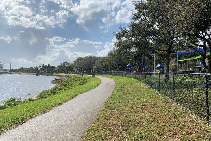 Ein Uferweg im John Prince Memorial Park