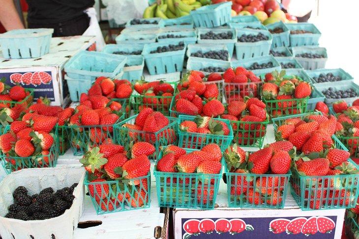 Frische Beeren auf dem Bauernmarkt zu verkaufen