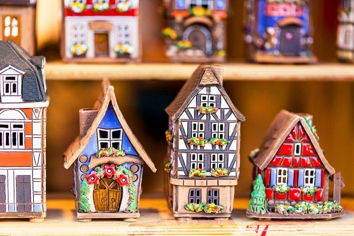 Adornos navideños en el mercado navideño de Denver