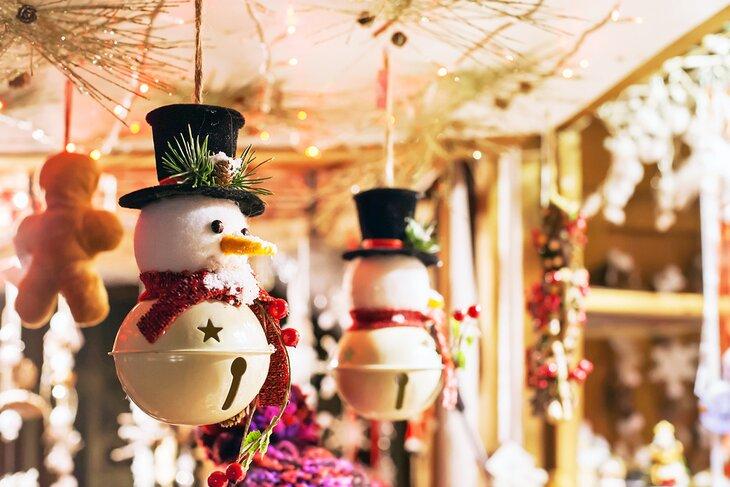 Adornos en un mercado navideño
