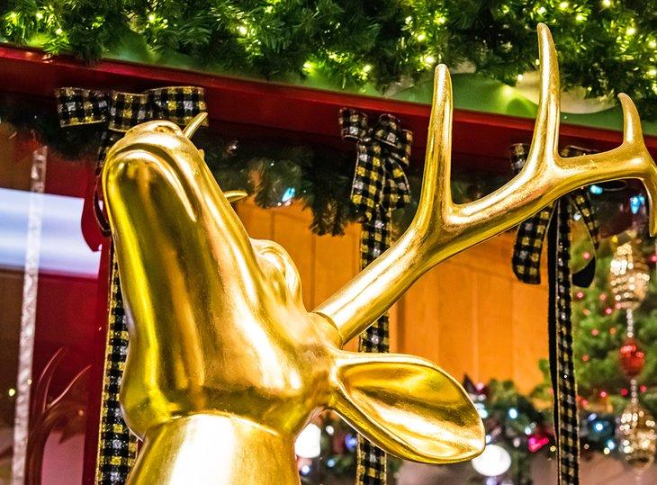 Estatua del ciervo dorado en el ChristKindlMarkt de Frankenmuth