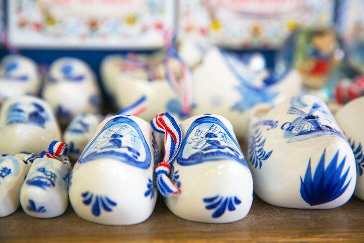 Zuecos daneses Delft azules a la venta en Solvang, California