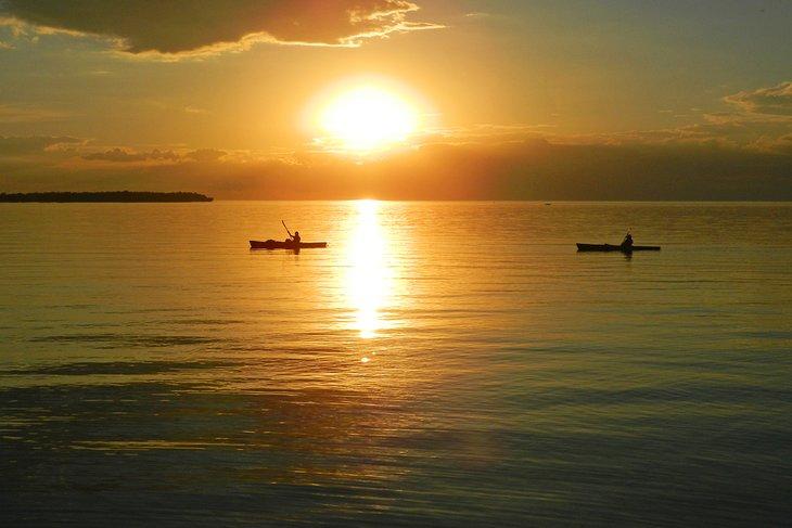 Kayakistas al atardecer en Door County