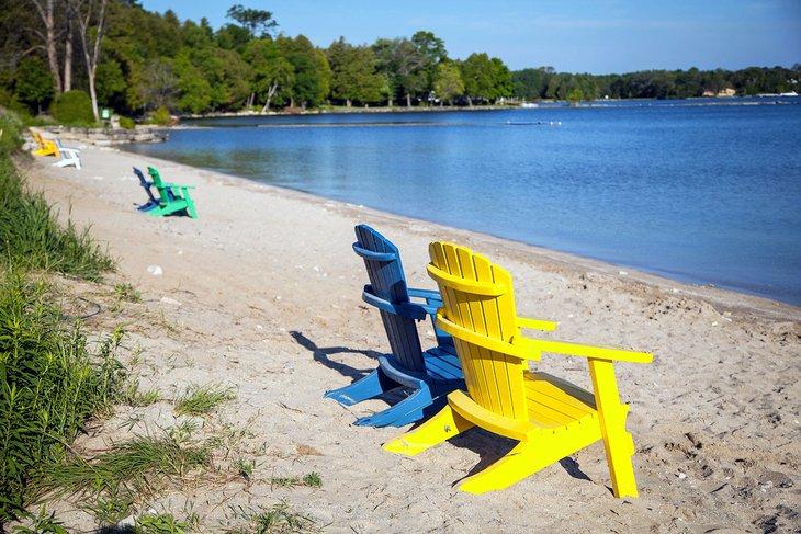 Sillas Adirondack en una playa de Door County