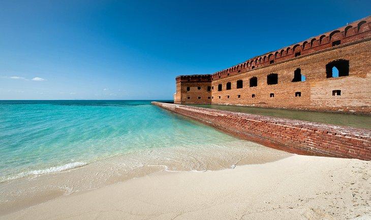 Fort Jefferson und ein schöner Strand im Dry Tortugas National Park
