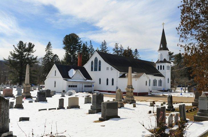 Iglesia cubierta de nieve en Chester, CT