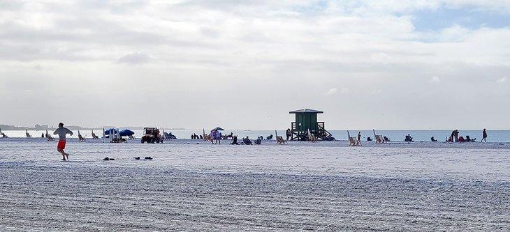Día ajetreado en la playa Siesta Key