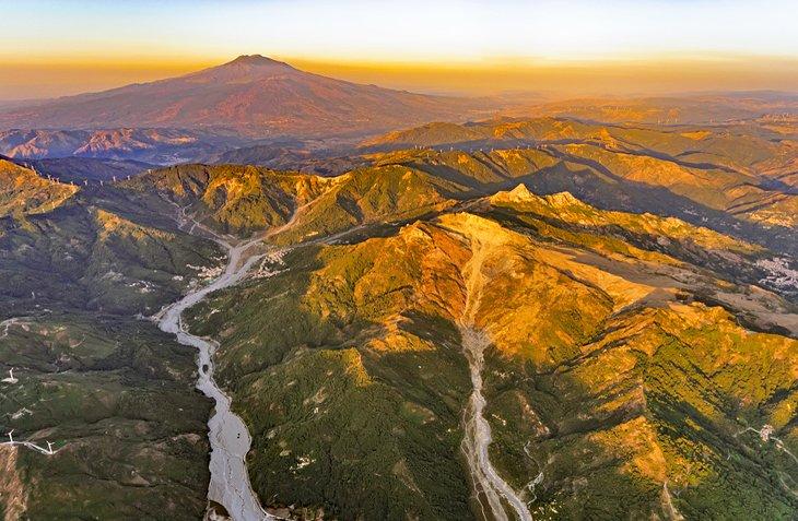 Vista aérea de los Montes Nébrodi con el Monte Etna a lo lejos