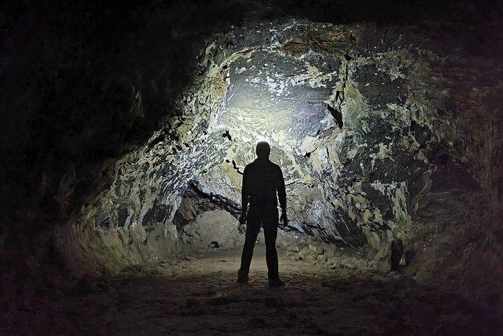 Explorando un tubo de lava en el Monumento Nacional Lava Beds