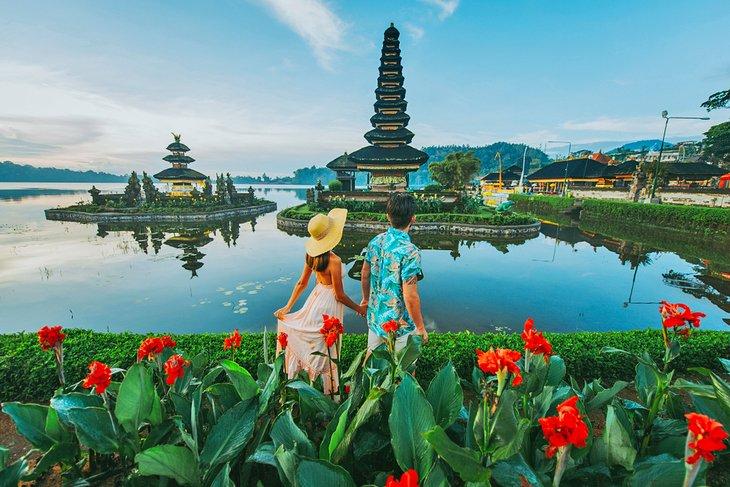 Pareja en el Templo Ulun Datu Bratan en Bali