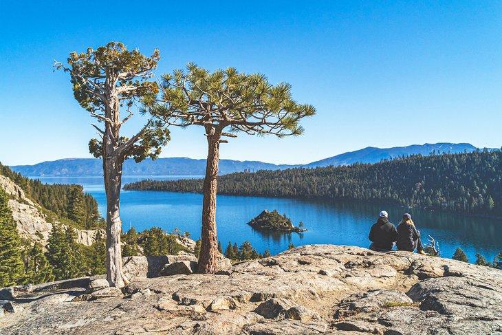 Pareja disfrutando de la vista sobre Emerald Bay, Lago Tahoe