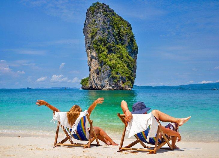 Pareja disfrutando de su luna de miel en una hermosa playa en Tailandia
