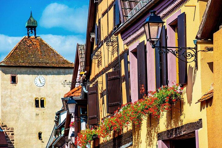 Edificios coloridos y flores en Turckheim