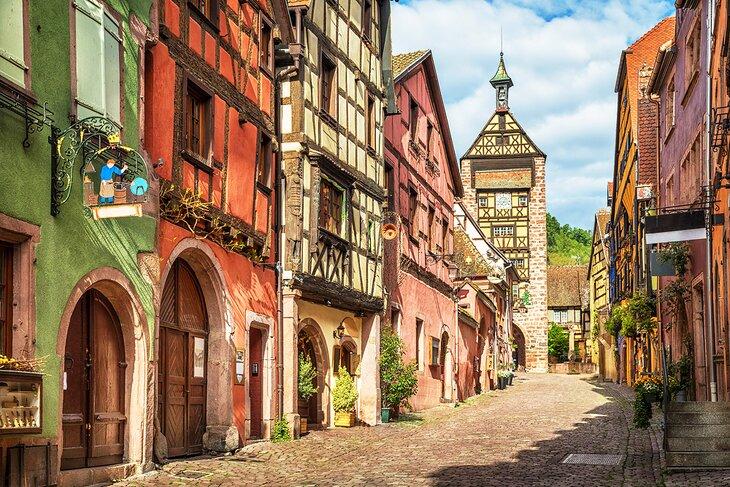 Una calle del pueblo Riquewihr con la Torre Dolder