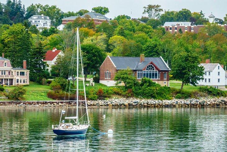 Barco de vela frente a la costa de Castine, Maine