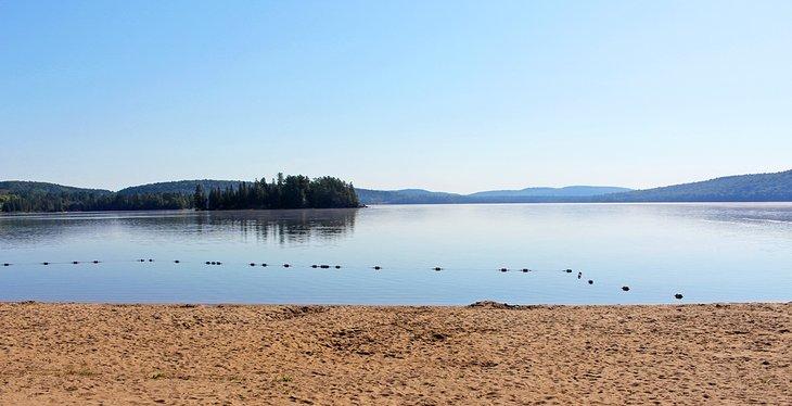 Lago de dos ríos en el Parque Provincial Algonquin