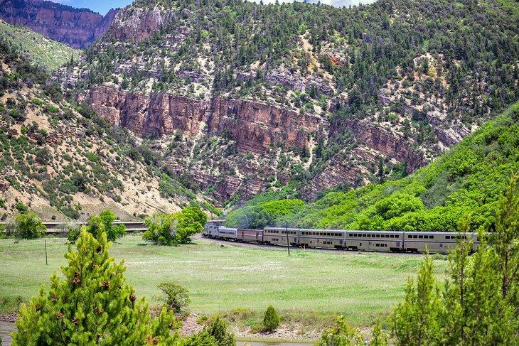 California Zephyr, der durch die Rocky Mountains fährt