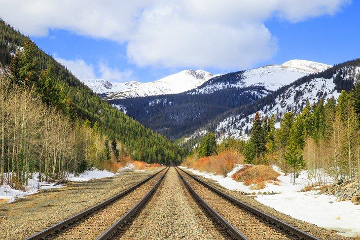 California Zephyr, der durch die Rocky Mountains fährt