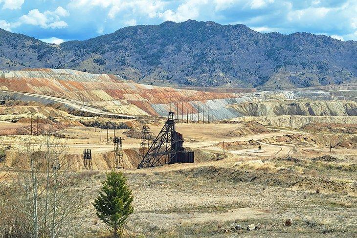 Die Spitze der Berkeley Pit, gesehen vom Granite Mountain Speculator Mine Memorial
