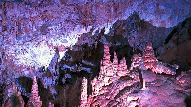 Paradise Room, Lewis und Clark Höhlen
