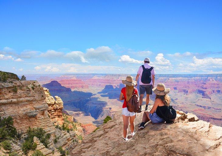 Familie genießt die Aussicht am Rand des Grand Canyon