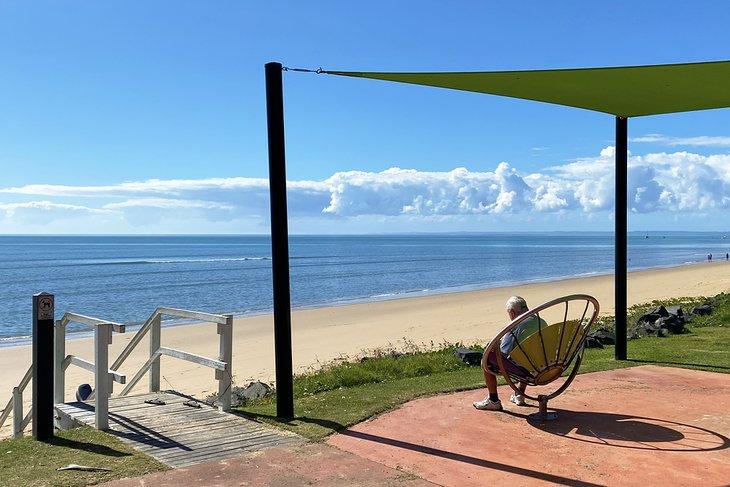 Disfrutando de la vista desde un parque a lo largo de la Esplanade de Hervey Bay