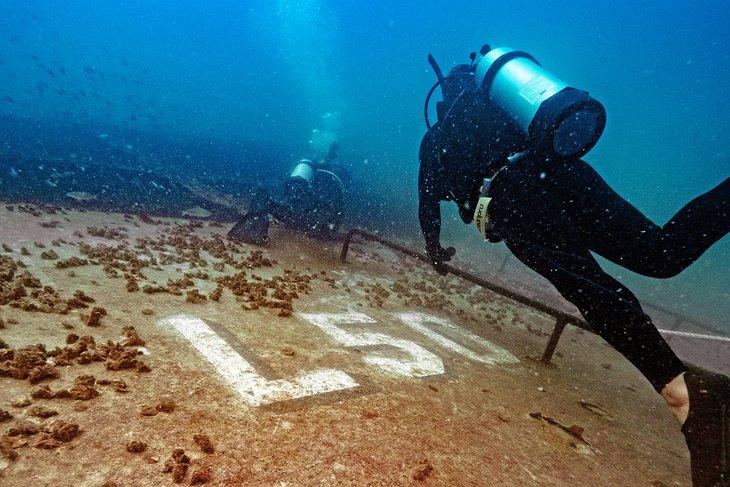 Buceadores en el Ex-HMAS Tobruk