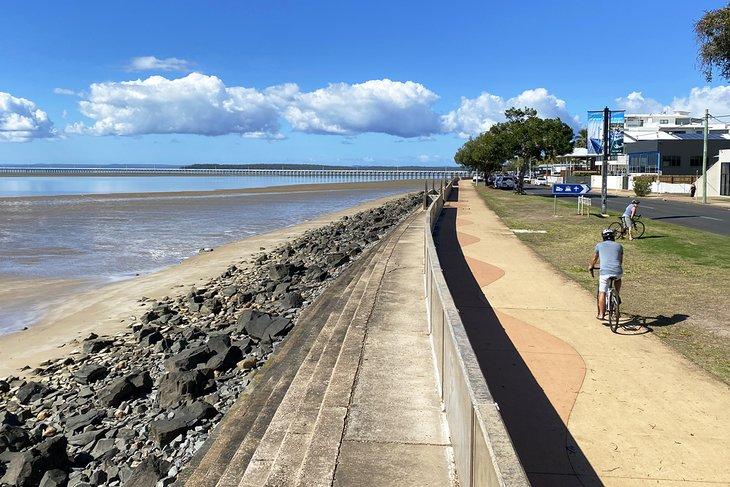 Ciclistas en la Esplanade de Hervey Bay