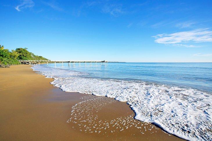 Las playas tranquilas de Hervey Bay están protegidas por K'Gari (Isla Fraser).