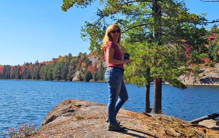 La autora Lana Law en el Lago de los Bosques