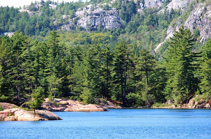 Lago A Y Jackson en el sendero La Cloche Silhouette