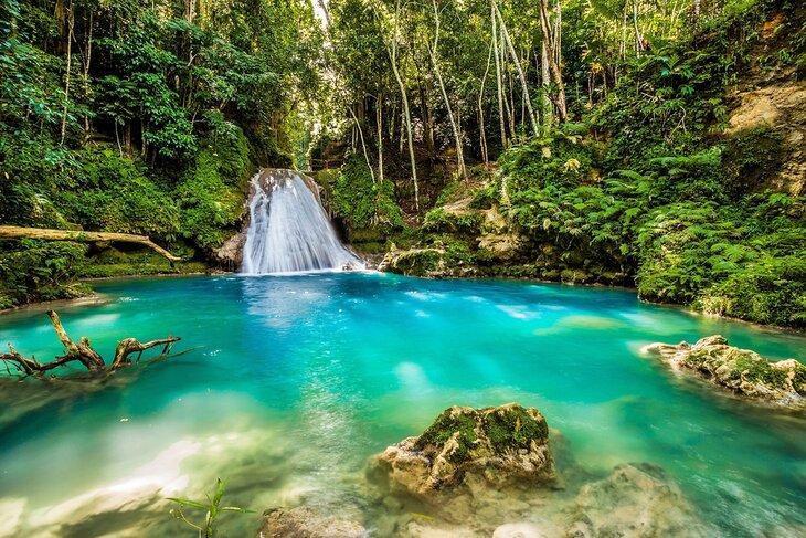 Cascada Blue Hole en Jamaica