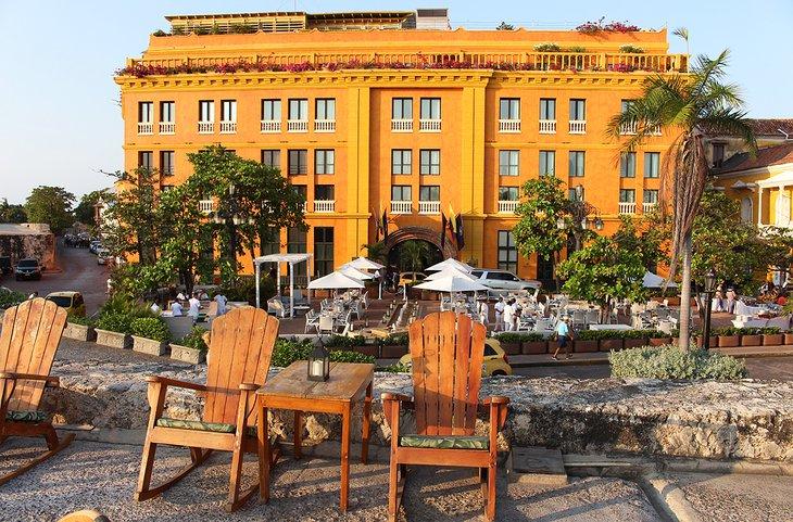 Sillas en el restaurante El Baluarte y comedor al aire libre detrás en el Hotel Charleston Santa Teresa