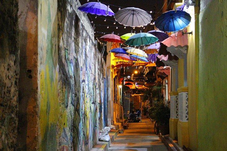 Sombrillas en un callejón en Getsemani