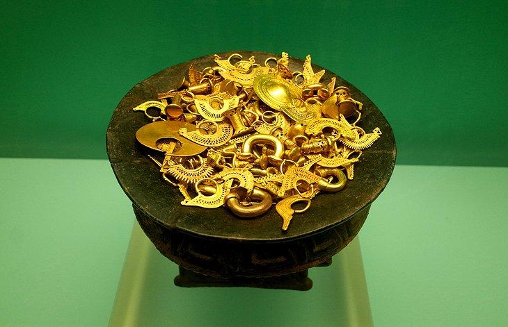 Joyería de oro precolombina