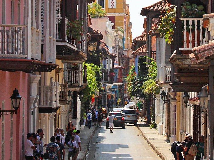 Una calle en la ciudad amurallada