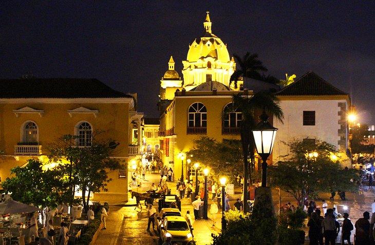 Vista nocturna de la ciudad amurallada de Cartagena