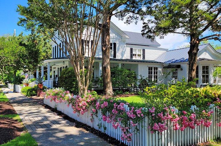 Una cerca adornada de flores en una calle de Beaufort