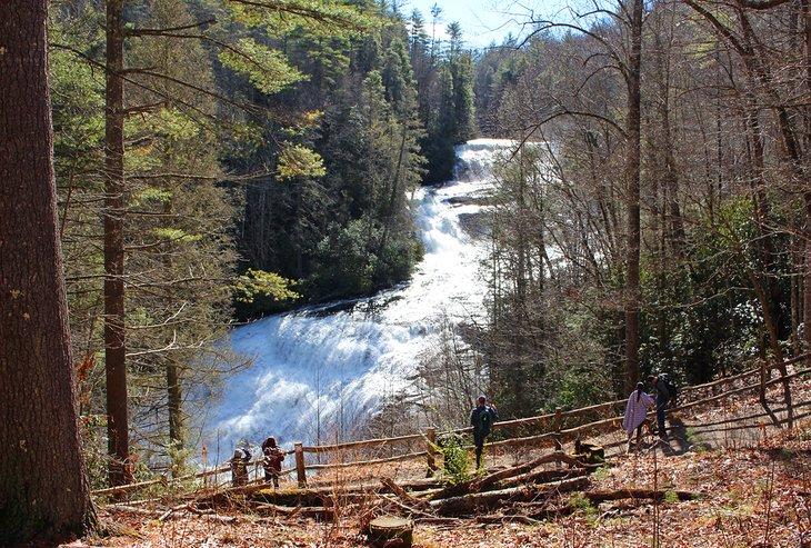 Cascadas Triple en el Bosque Recreativo Estatal DuPont en invierno